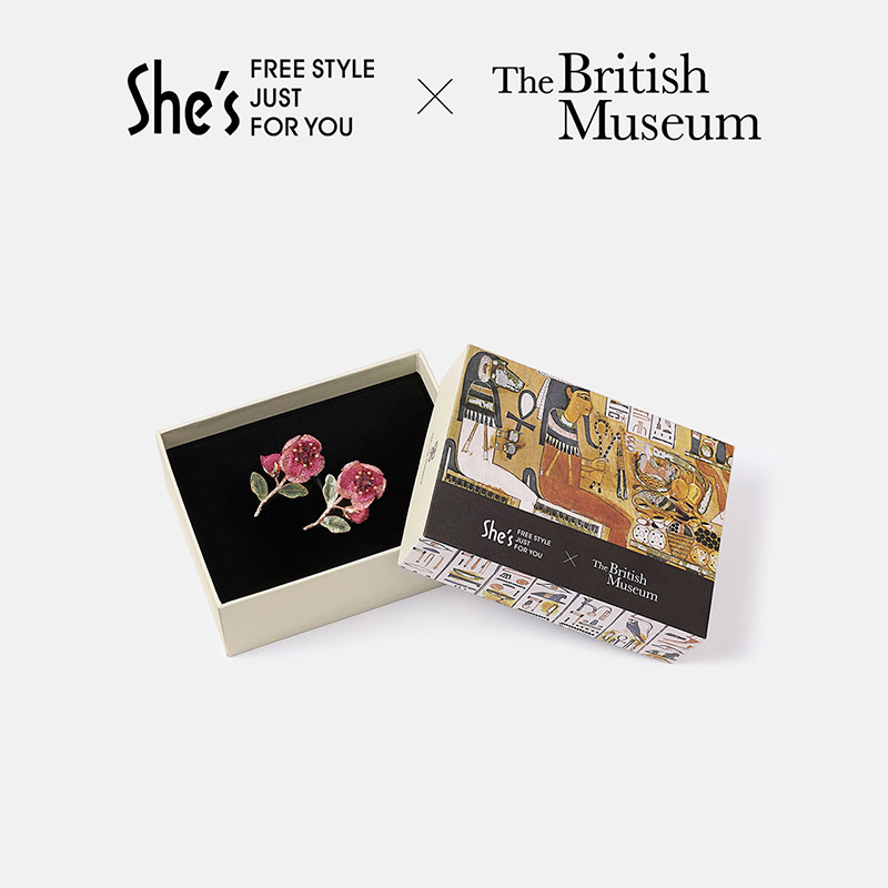 Accessories The British Museum only love series camellia earrings