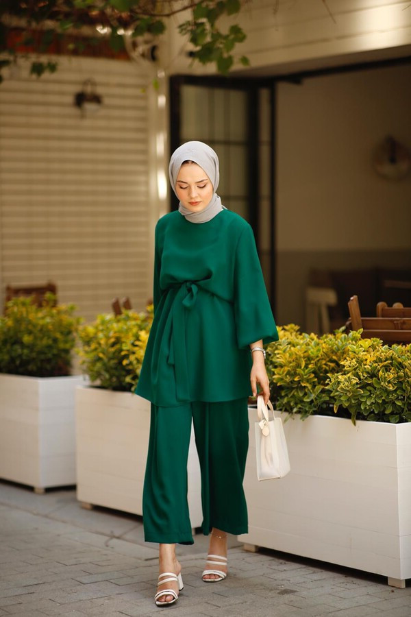 Southeast Asian fashion suits girl dress