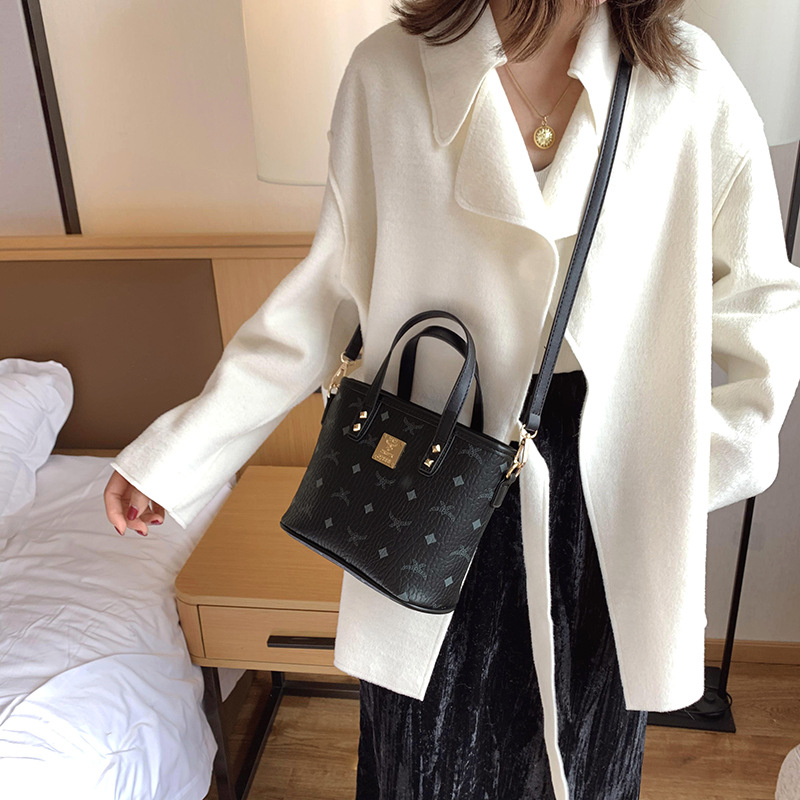 2021 fashion large capacity autumn and winter versatile atmosphere ladies handbag