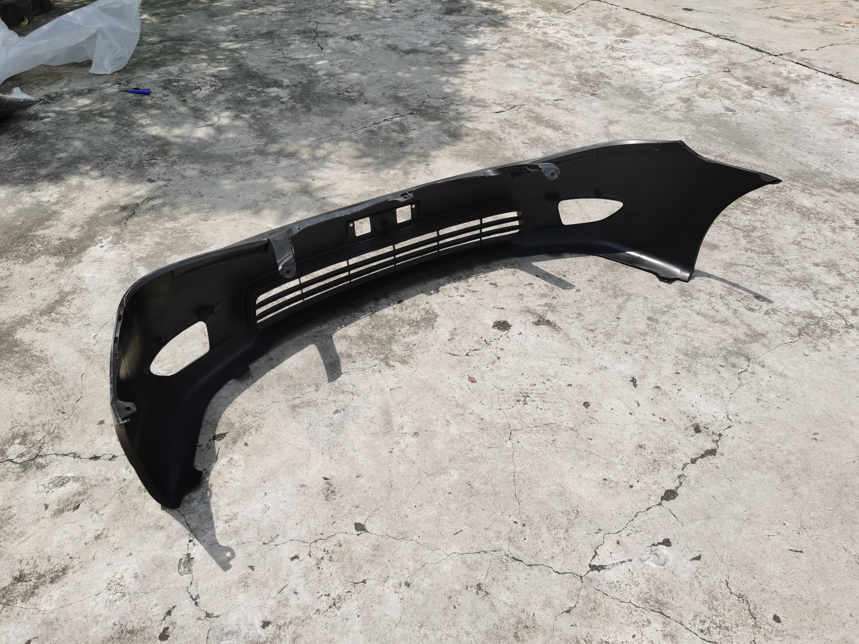 Toyota Carola Fielder NZE121 has new spare parts for the front bumper