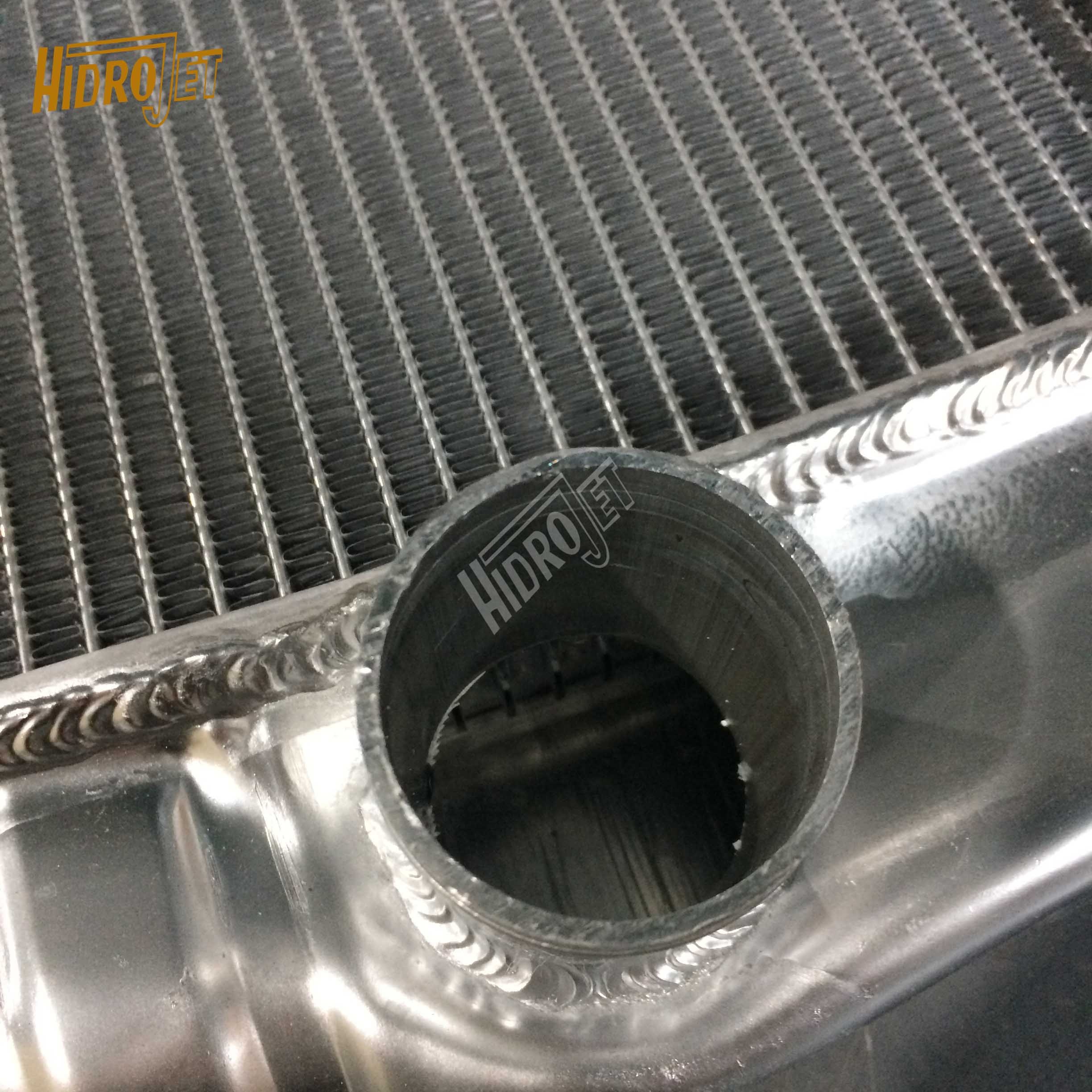 E325B's high quality cooling system hydraulic oil tank radiator