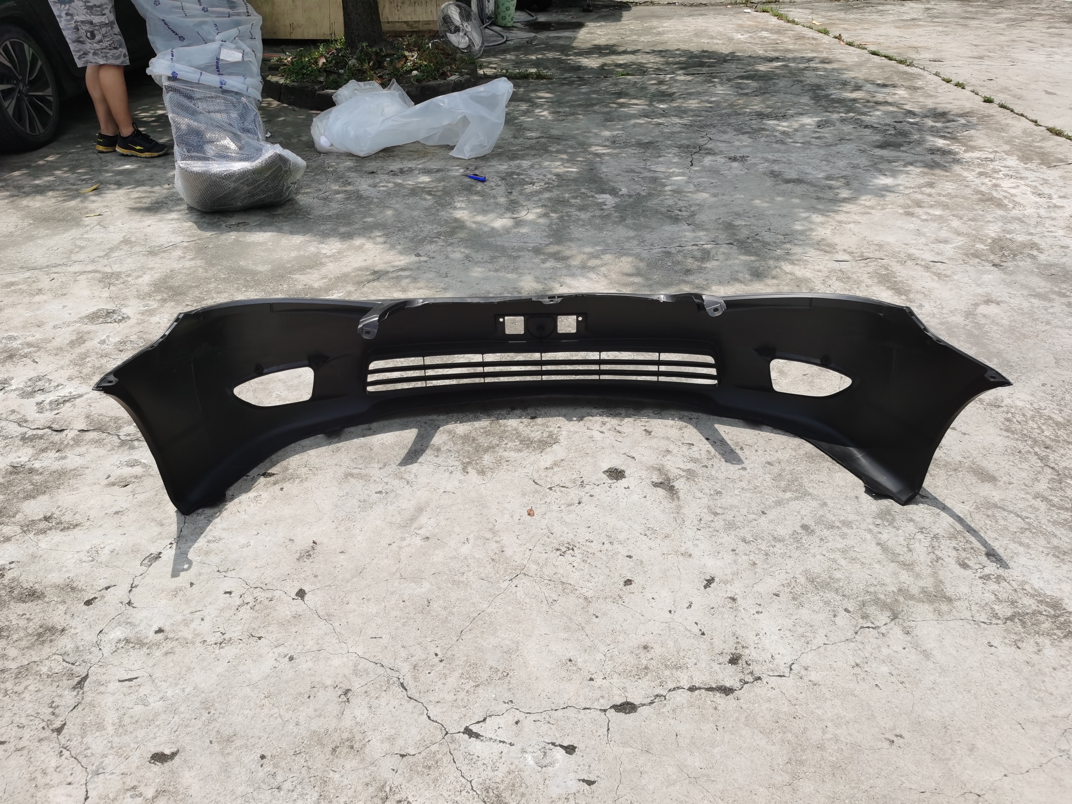 Toyota Carola Fielder NZE121 has new spare parts for the front bumper