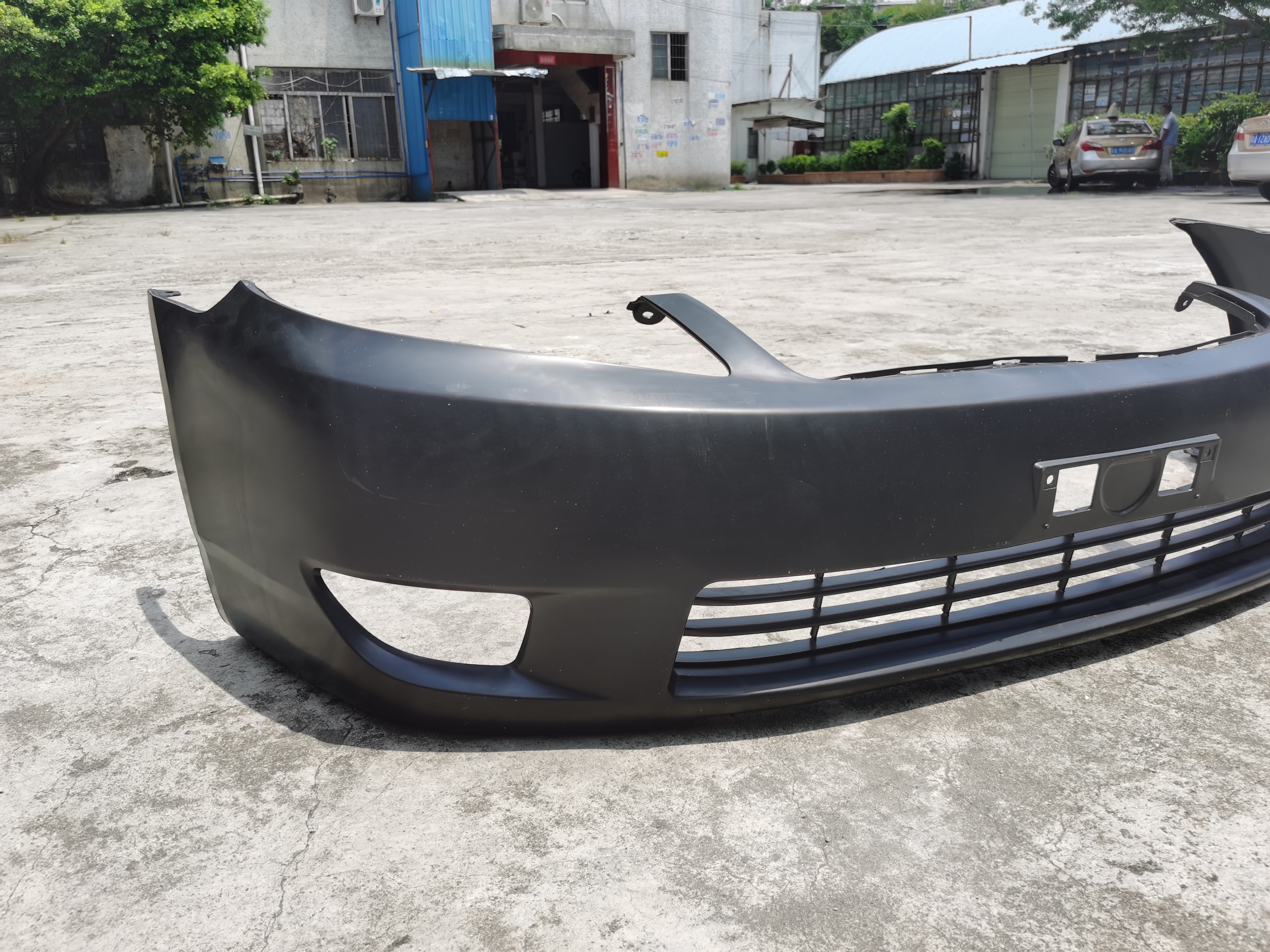 Toyota Carola Fielder NZE121 has new spare parts for the front bumper