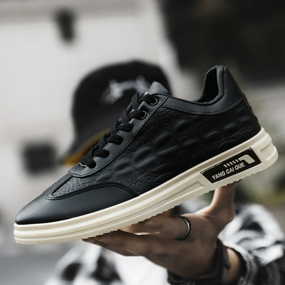 The new men's shoes are stylish men's board shoes, comfortable and personalized